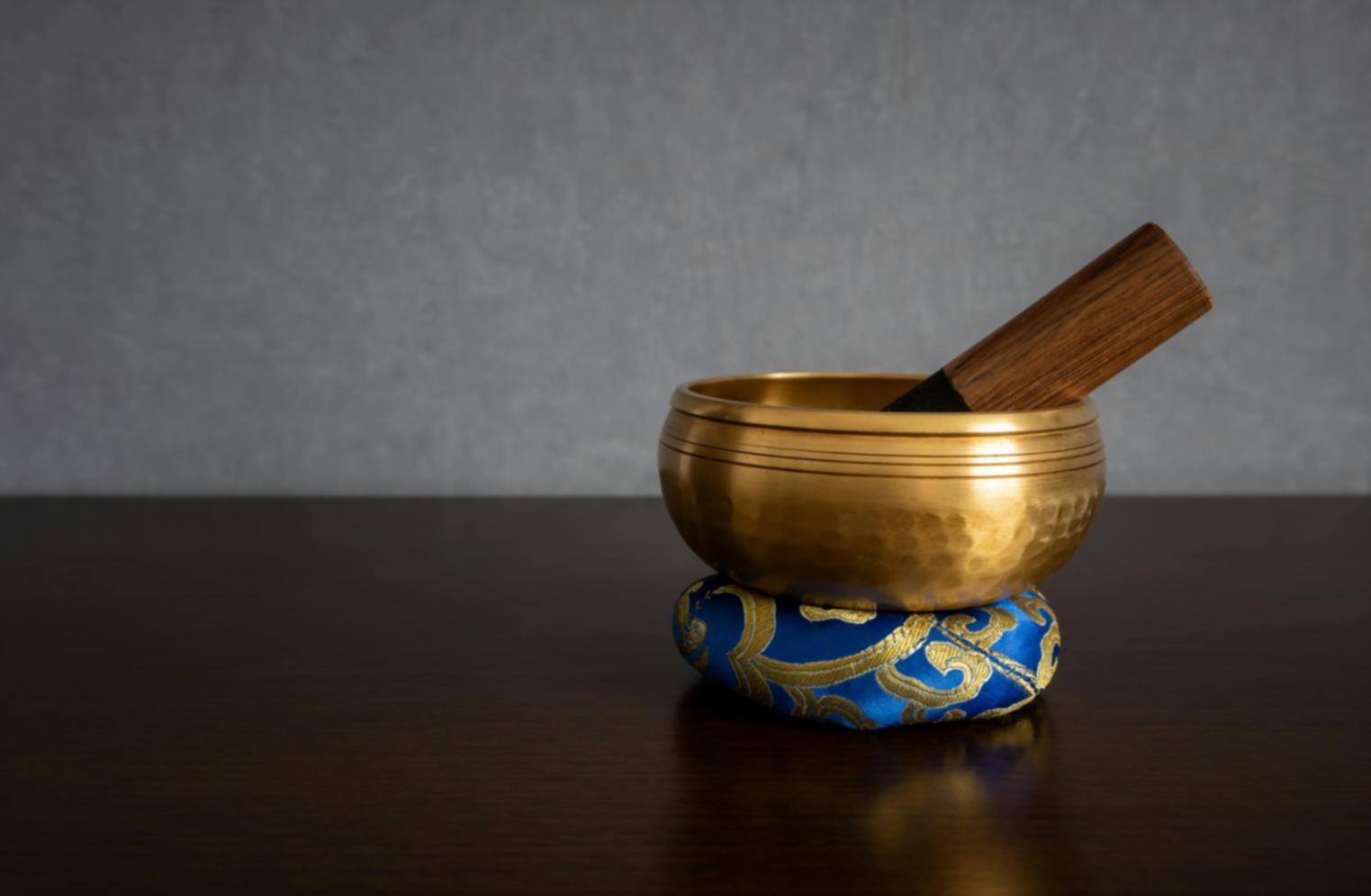 Traditioneller Meditationsraum mit authentischer Ausstattung