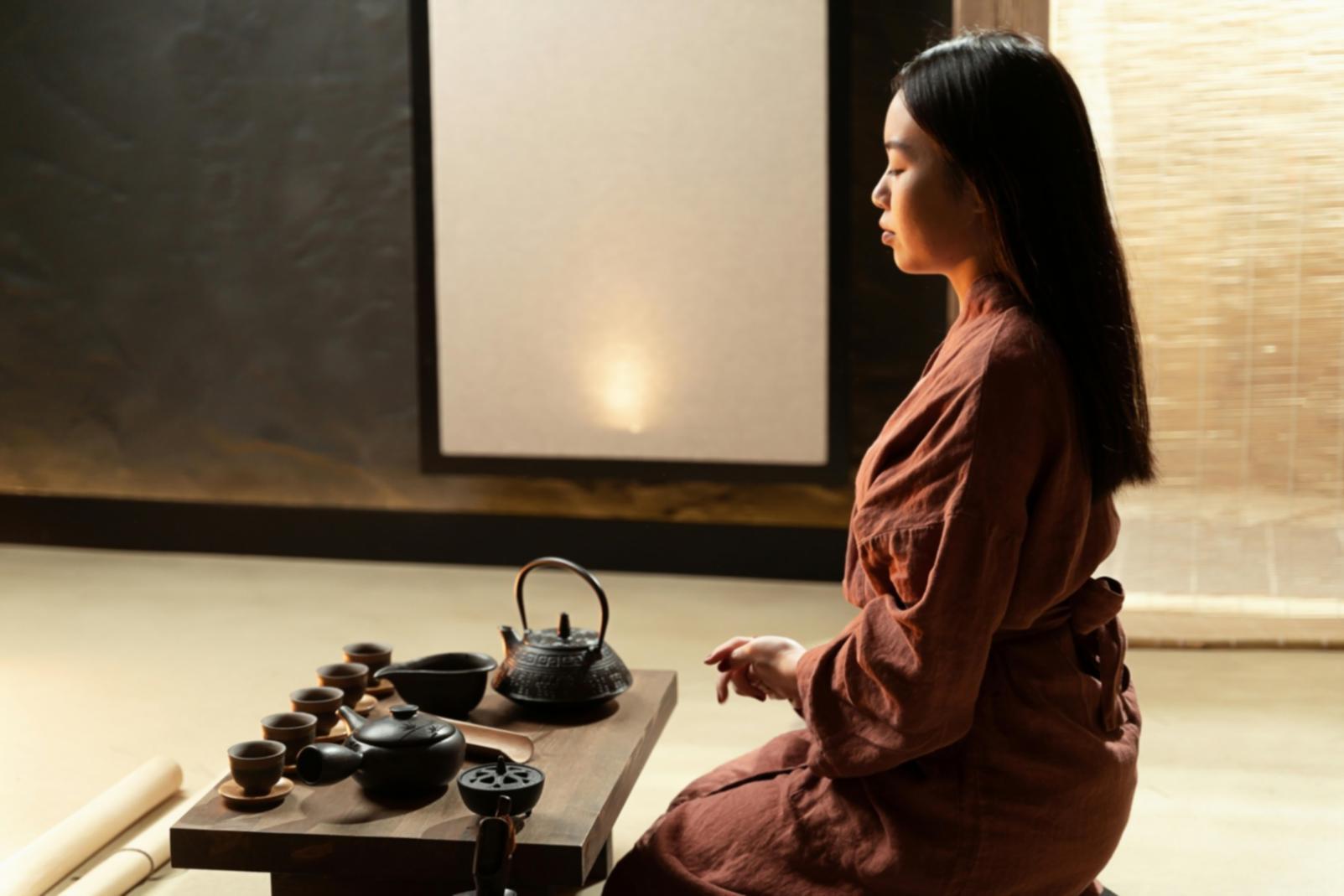 Moderne Meditationsgruppe beim gemeinsamen Praktizieren